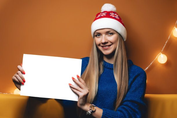 十几岁的女人戴着圣诞帽白色的空白为你设计图片下载