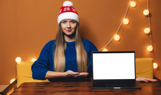 戴着帽子的少女与你的设计或文本模型图片下载