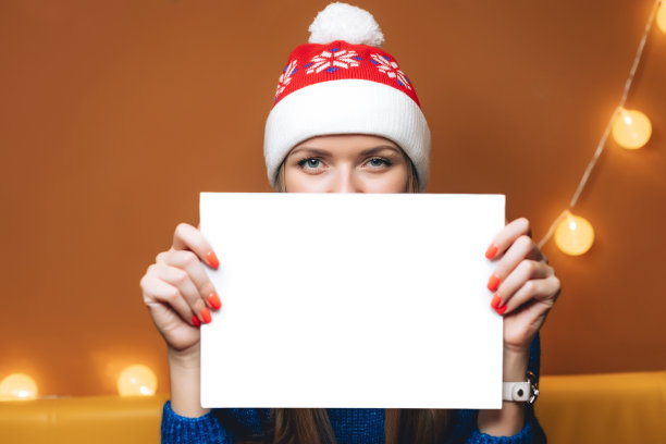 十几岁的女人戴着圣诞帽白色的空白为你设计图片下载
