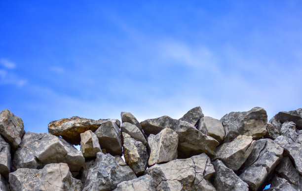 石墙带着蓝天带着白云。图片下载