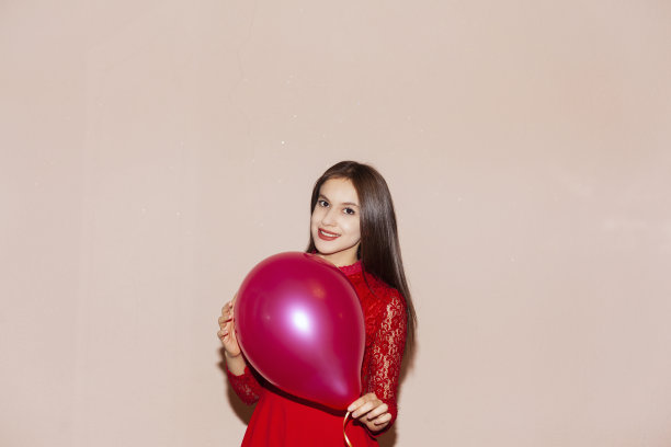 带着气球的漂亮女孩。情人节、生日、妇女节、周年纪念日、节日庆祝概念图片下载