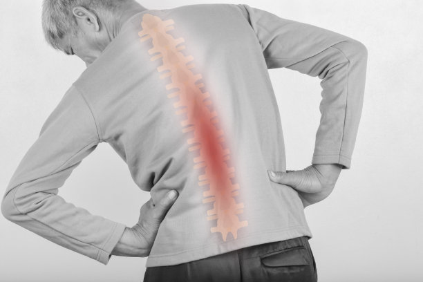 男性的腰痛，运动时的意外图片下载