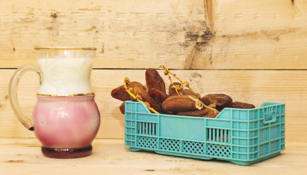 装满成熟海枣的篮子和一杯牛奶图片下载