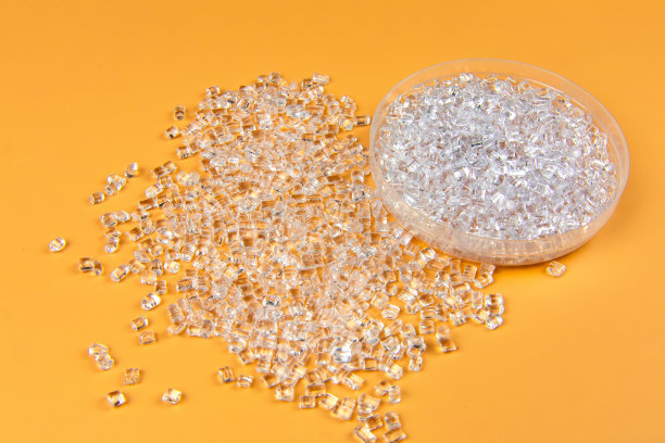 透明聚丙烯，聚丙烯，聚苯乙烯，聚乙烯，热塑性聚合物，高密度聚乙烯和塑料原料颗粒或颗粒隔离在黄色背景上图片下载