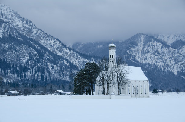 在德国的冬天，一座有着美丽风景的教堂图片下载