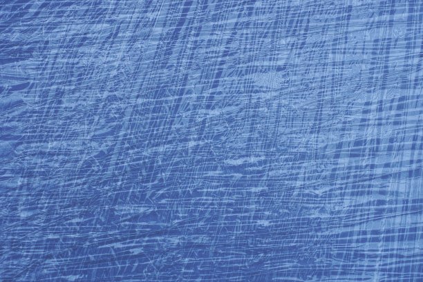 灰色纹理的一块皱巴巴的玻璃纸图片下载