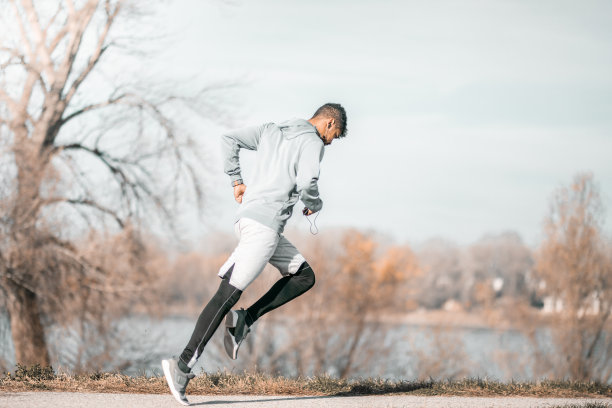 年轻的非洲人在自然界中奔跑图片下载