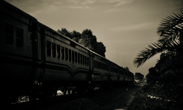 印度加尔各答正在运行的城际列车图片下载