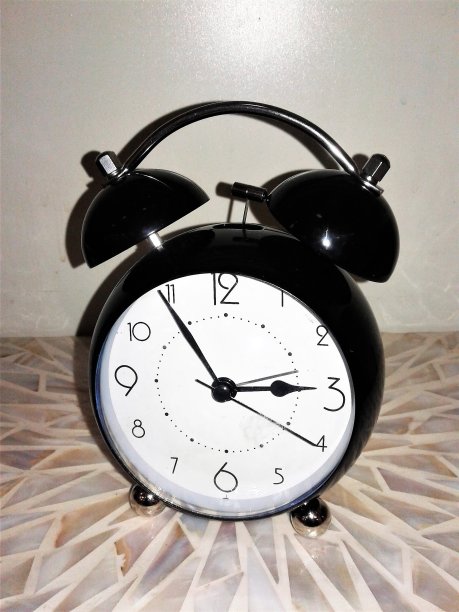 老式闹钟上的时间滴答作响图片下载