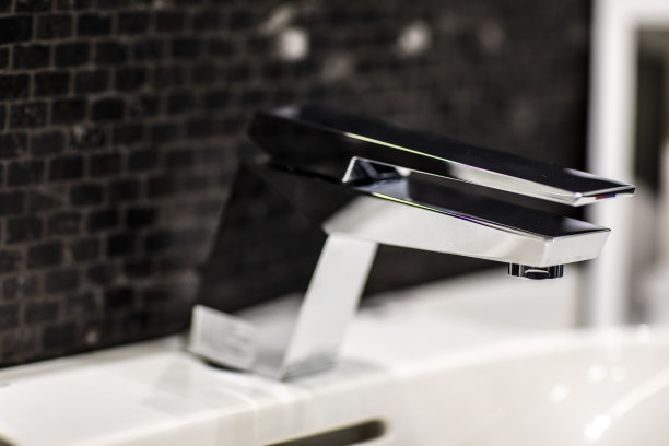 有光泽的浴室水龙头图片下载