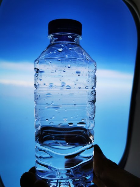 以天空为背景的飞机上的饮用水图片下载