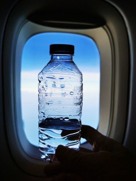 以天空为背景的飞机上的饮用水图片下载