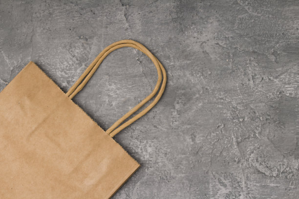工艺纸袋在混凝土背景与复制空间。图片下载