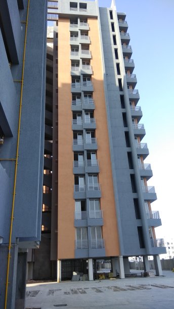 新建的建筑物向天空开放图片下载