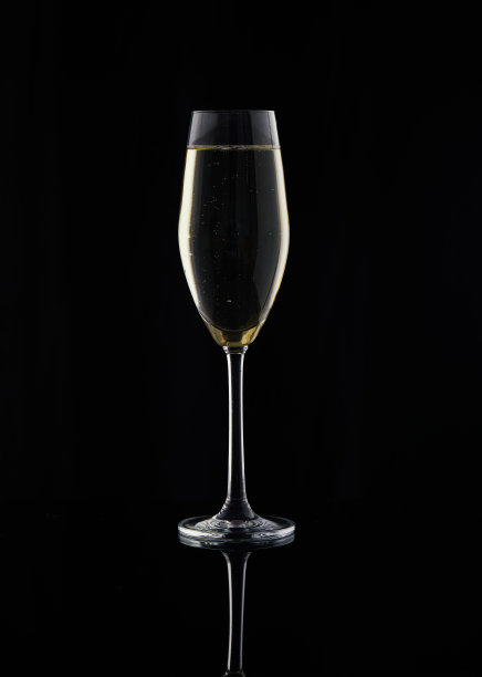 黑色背景的香槟杯，两侧有光线轮廓图片下载