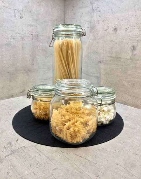 玻璃罐里的意大利面。意大利面和意大利螺旋面图片下载