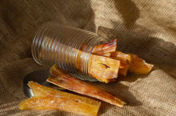 玻璃罐与牛肉筋在麻袋上。图片下载