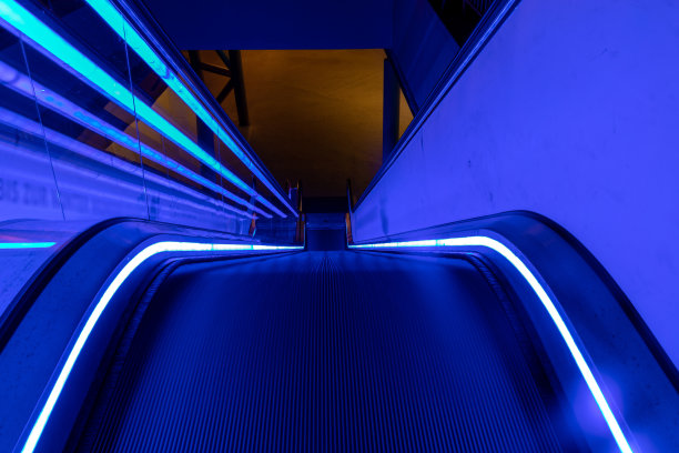 通往天堂或地狱的光亮阶梯图片下载