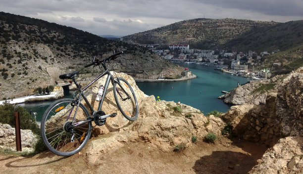 骑自行车欣赏海景图片下载