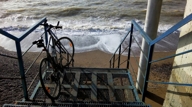 在海边的楼梯上骑自行车图片下载