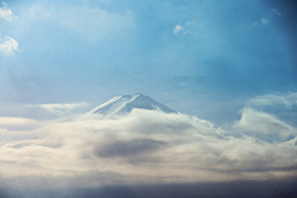 摘要以日本川口县富士山脉为背景的水彩画插画。图片下载