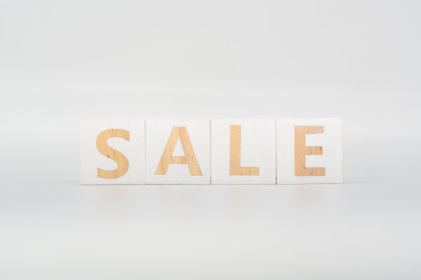 木制立方体与文字销售在白色背景图片下载