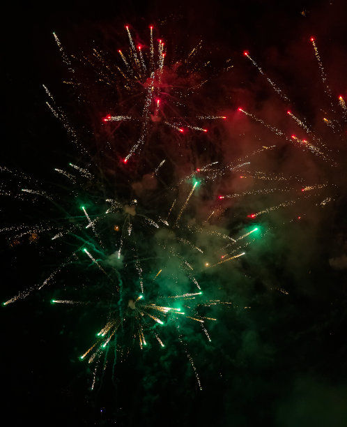 令人惊叹的红色和绿色烟花在夜空中。除夕庆祝活动。Ceske Budejovice，捷克共和国图片下载