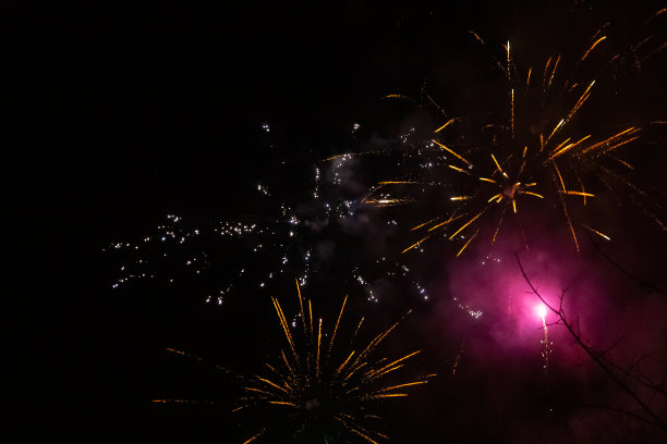 令人惊叹的彩色烟花在黑暗的天空。除夕庆祝活动。Ceske Budejovice，捷克共和国图片下载