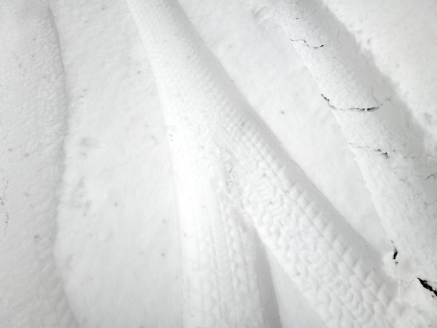 雪地上的脚印。图片下载