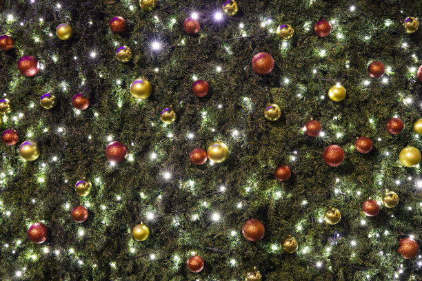 圣诞树的节日背景针树枝装饰彩色玩具和球与花环灯照明新年和冬季假期概念墙纸图案图片下载