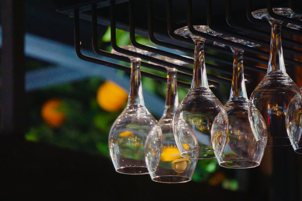 酒吧里的啤酒杯图片下载