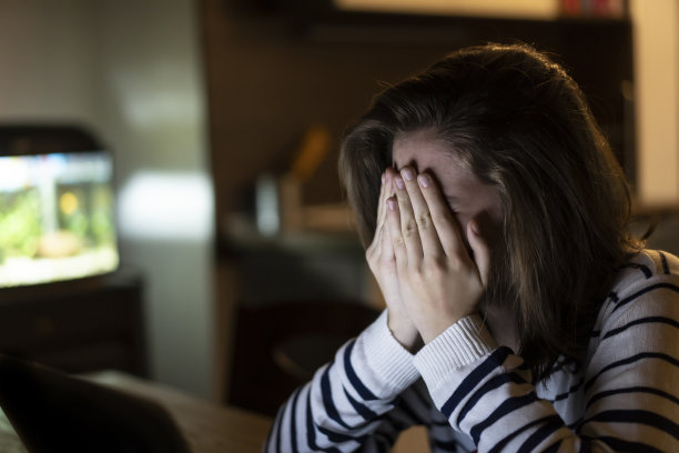 一个十几岁的女孩深夜坐在电脑前图片下载