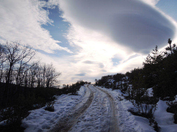 Canencia港口的冬天。瓜达拉玛山国家公园。马德里的社区。西班牙图片下载
