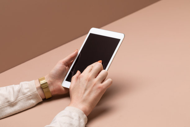 女性使用平板电脑图片下载