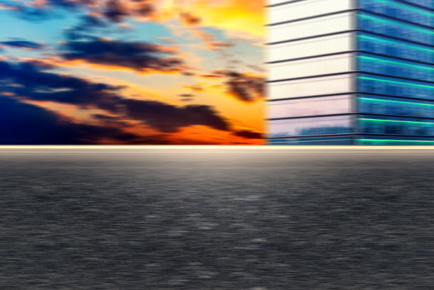 日落时分没有汽车的城市道路和建筑。图片下载