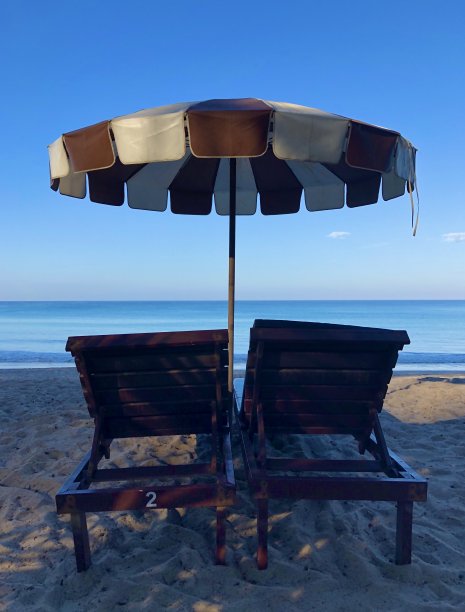 以海洋为背景的太阳躺椅照片图片下载