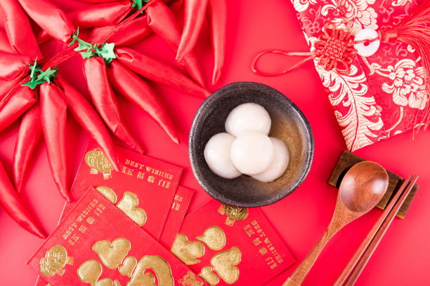 汤圆在碗里以红色为背景图片下载