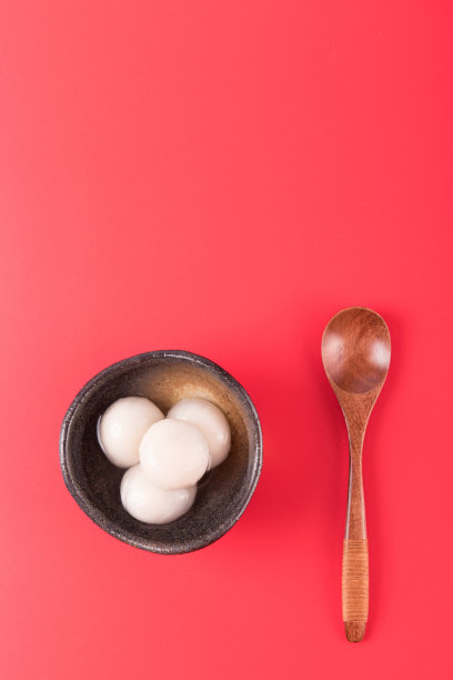 汤圆在碗里以红色为背景图片下载