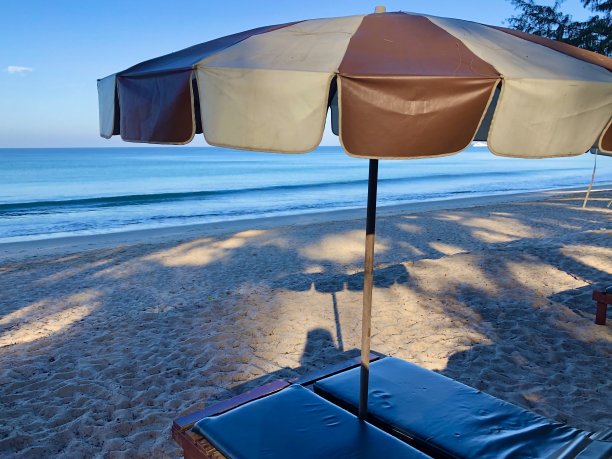 以海洋为背景的太阳躺椅照片图片下载