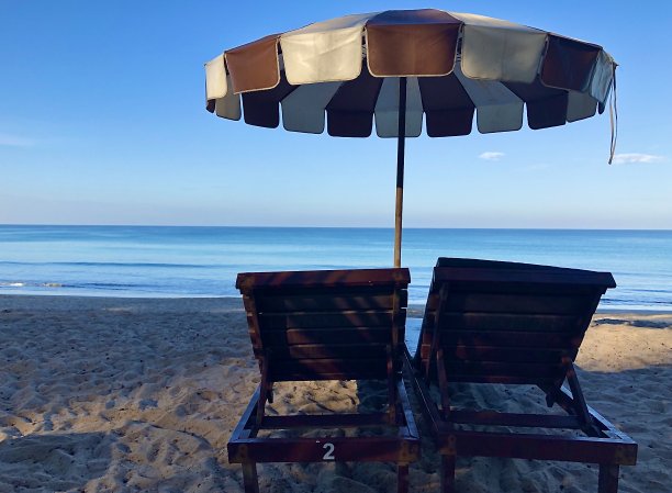 以海洋为背景的太阳躺椅照片图片下载