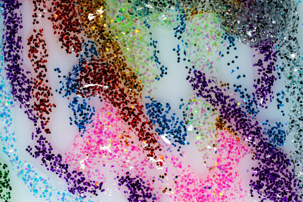 白色的纸装饰彩色的指甲油颗粒近图片下载