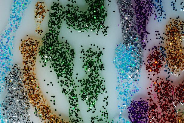 白色的纸装饰彩色的指甲油颗粒近图片下载