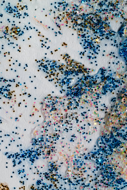 白色的纸装饰彩色的指甲油颗粒近图片下载