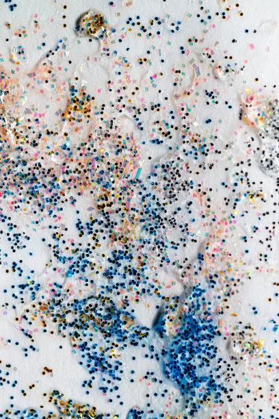 白色的纸装饰彩色的指甲油颗粒近图片下载