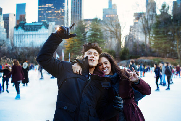 这是一对快乐的年轻夫妇在纽约中央公园滑冰时的照片图片下载