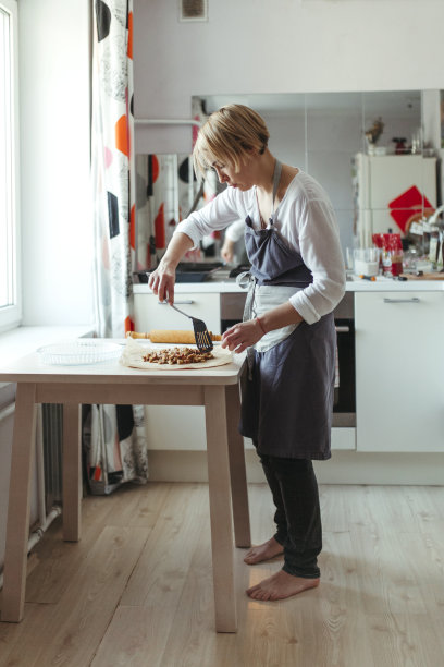 一个正在做苹果派的女人。图片下载