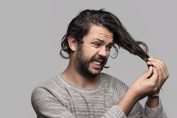 近距离的肖像沮丧的年轻男子乱发在白色的背景图片下载
