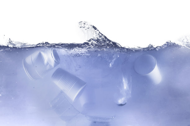 塑料漂浮在海洋、水线下，污染生态环境图片下载