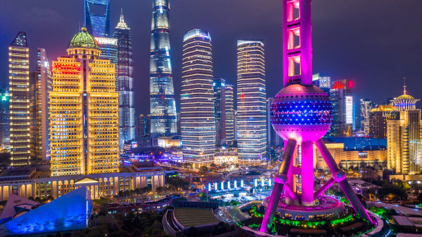 鸟瞰图上海天际线和摩天大楼，上海现代城市在中国黄浦江上。图片下载