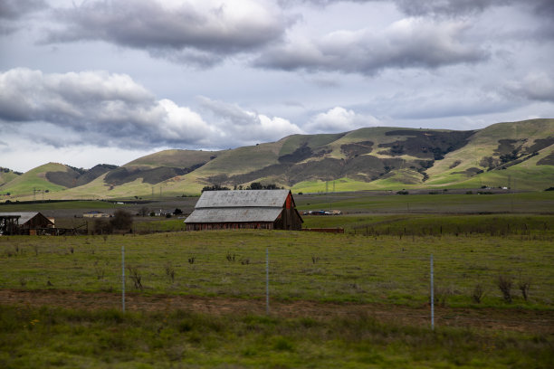 大型金属屋顶谷仓，乡村场景1 / 2图片下载